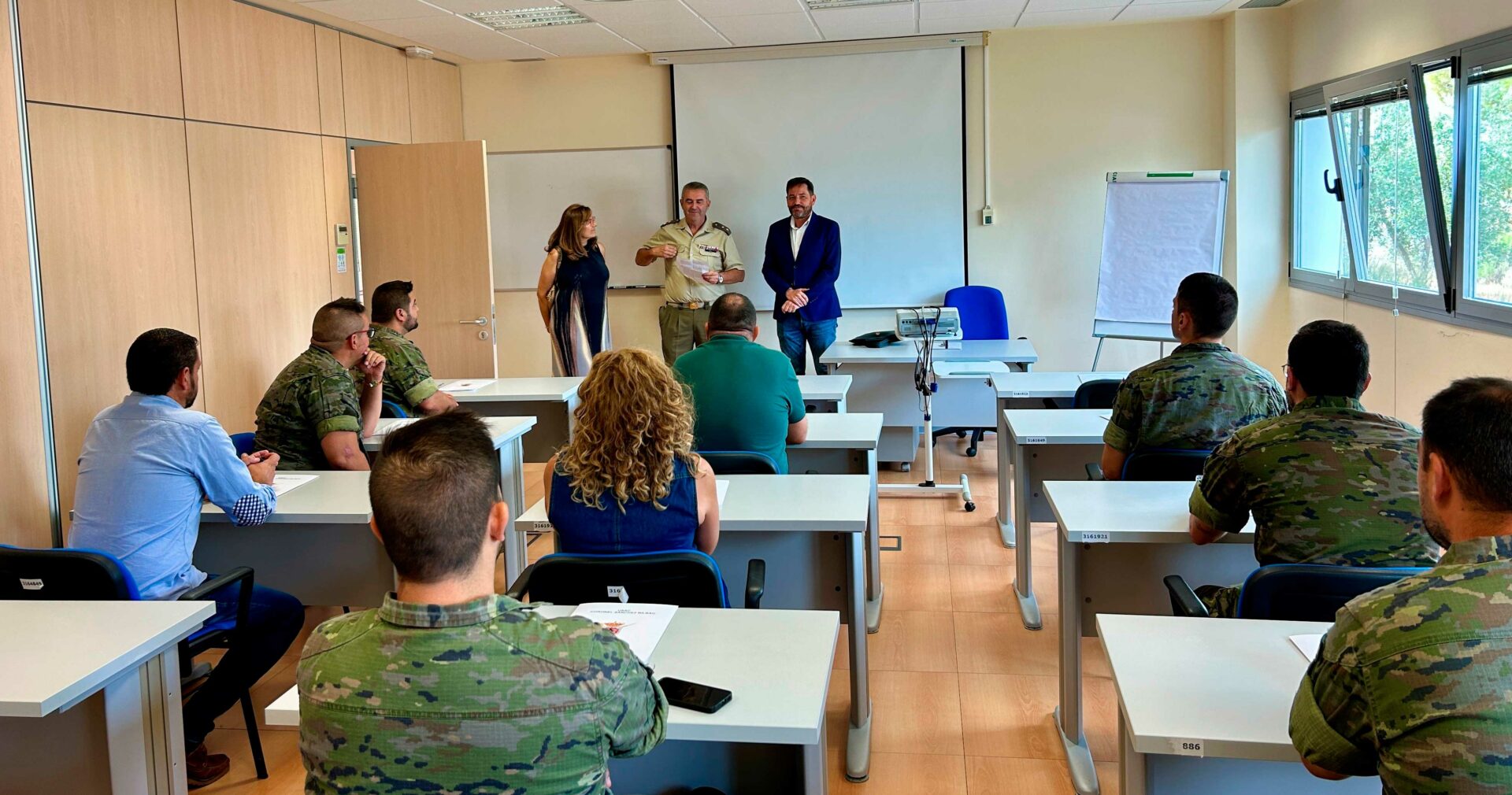 El subdelegado del Gobierno en Ciudad Real inaugura en la Base “Coronel Sánchez Bilbao” un curso de pilotaje de drones financiado por el SEPE y el Fondo Social Europeo