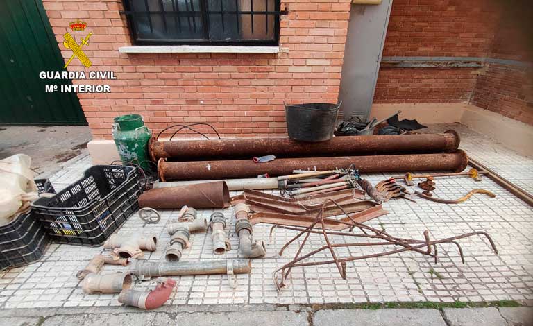 La Guardia Civil detiene a dos personas que se dedicaban a cometer robos con fuerza en explotaciones agrícolas