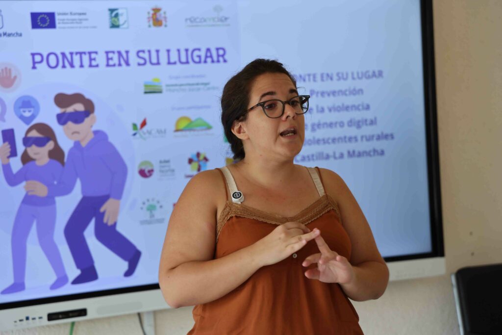 ADEL lleva la lucha contra la violencia de género digital a la Sierra Norte