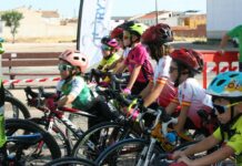 El público disfrutó de un auténtico espectáculo ciclista con velocidades de vértigo en el Trofeo Torytrans de Almagro