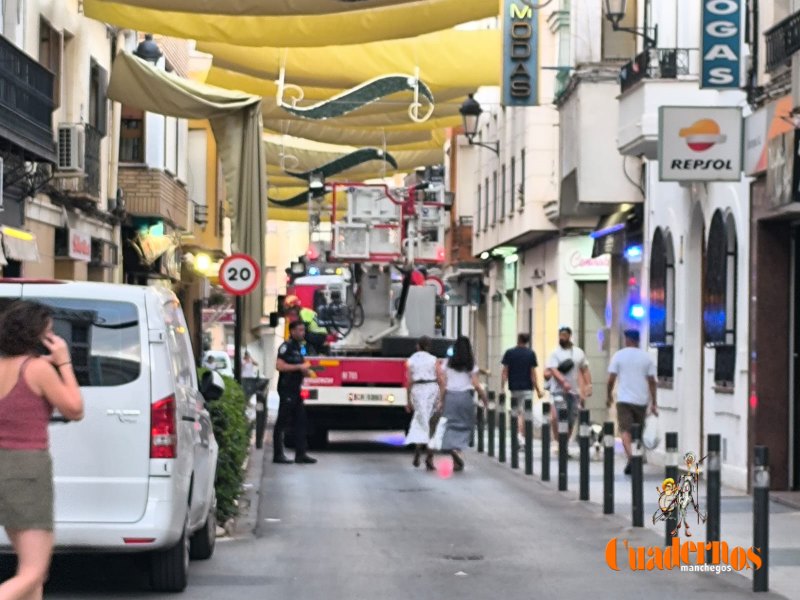 Caída de un toldo en la calle Belén de Tomelloso