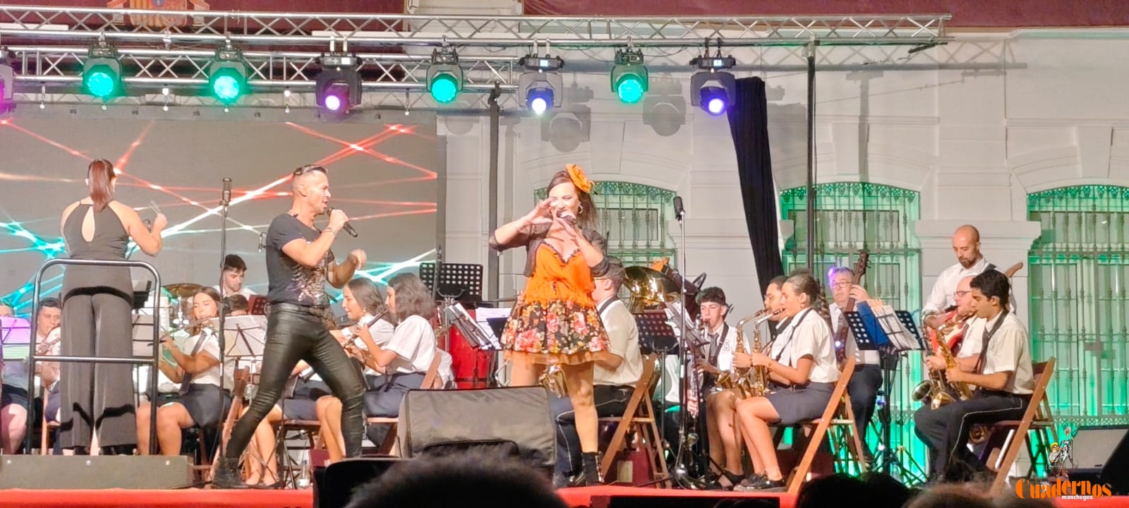 La Plaza de España de Tomelloso vibró con el concierto “Rebobinando” de la Asociación Musical Santa Cecilia