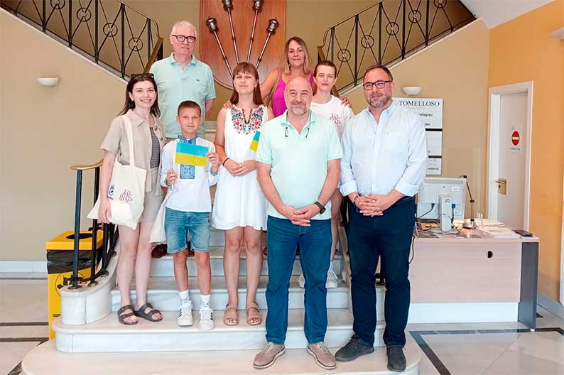 La asociación CREAN y los niños ucranianos acogidos por familias tomelloseras visitan el consistorio manchego