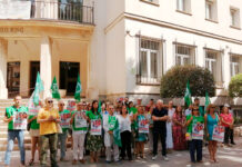 Representantes de CSIF guardan un minuto de silencio en señal de repulsa contra el aumento de las agresiones al personal de ámbito sanitario