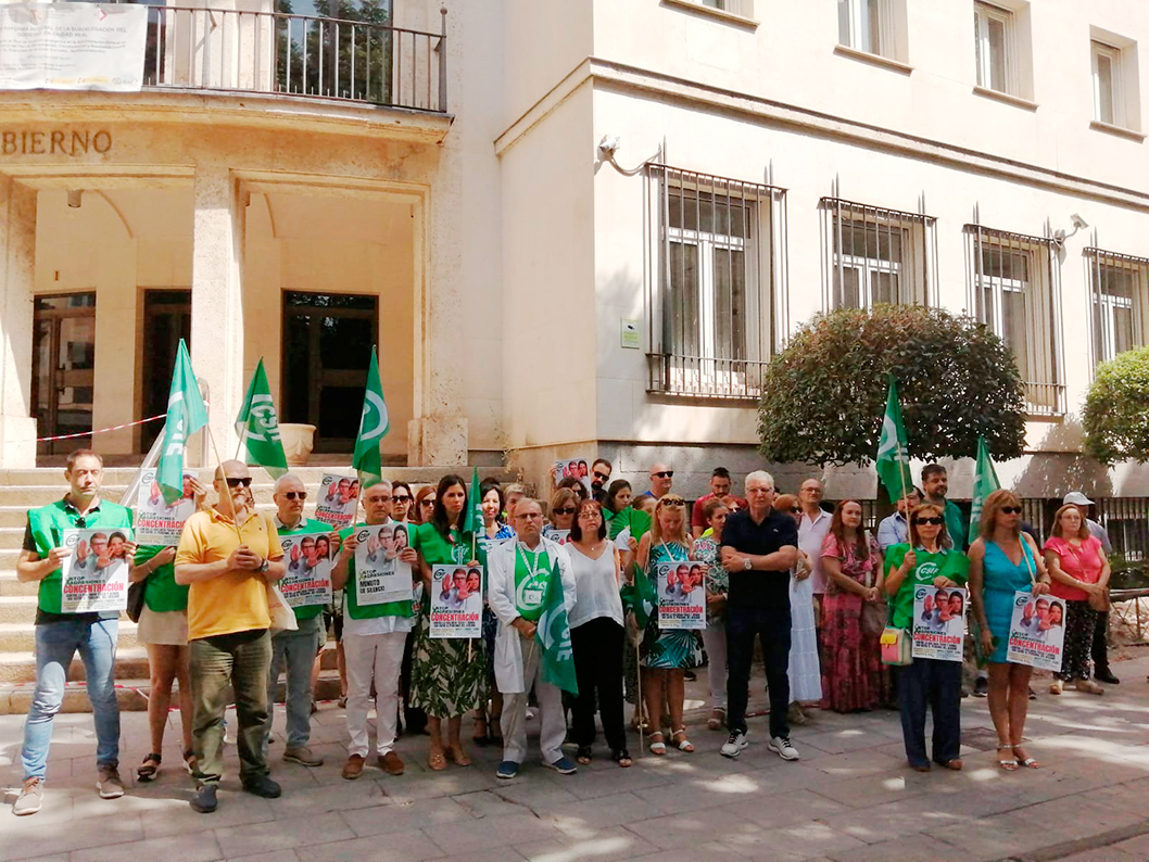 Representantes de CSIF guardan un minuto de silencio en señal de repulsa contra el aumento de las agresiones al personal de ámbito sanitario