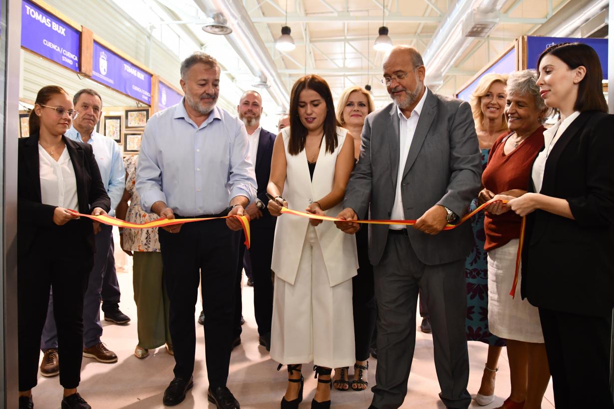 Guijarro asiste a la inauguración de la XXXVIII edición de la Feria de Artesanía de Cuenca