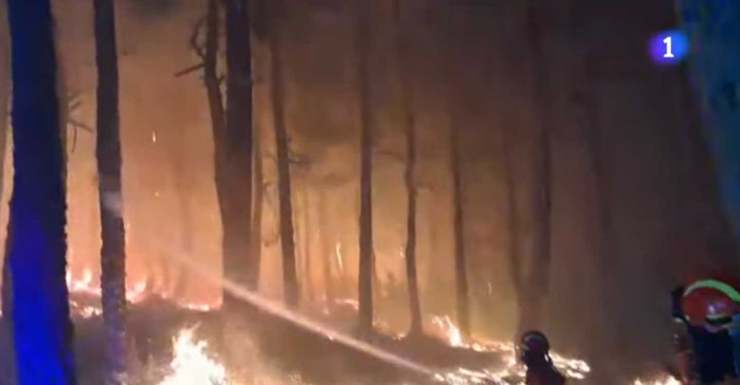 El fuego arrasa miles de hectáreas en Ourense obligando a interrumpir trenes