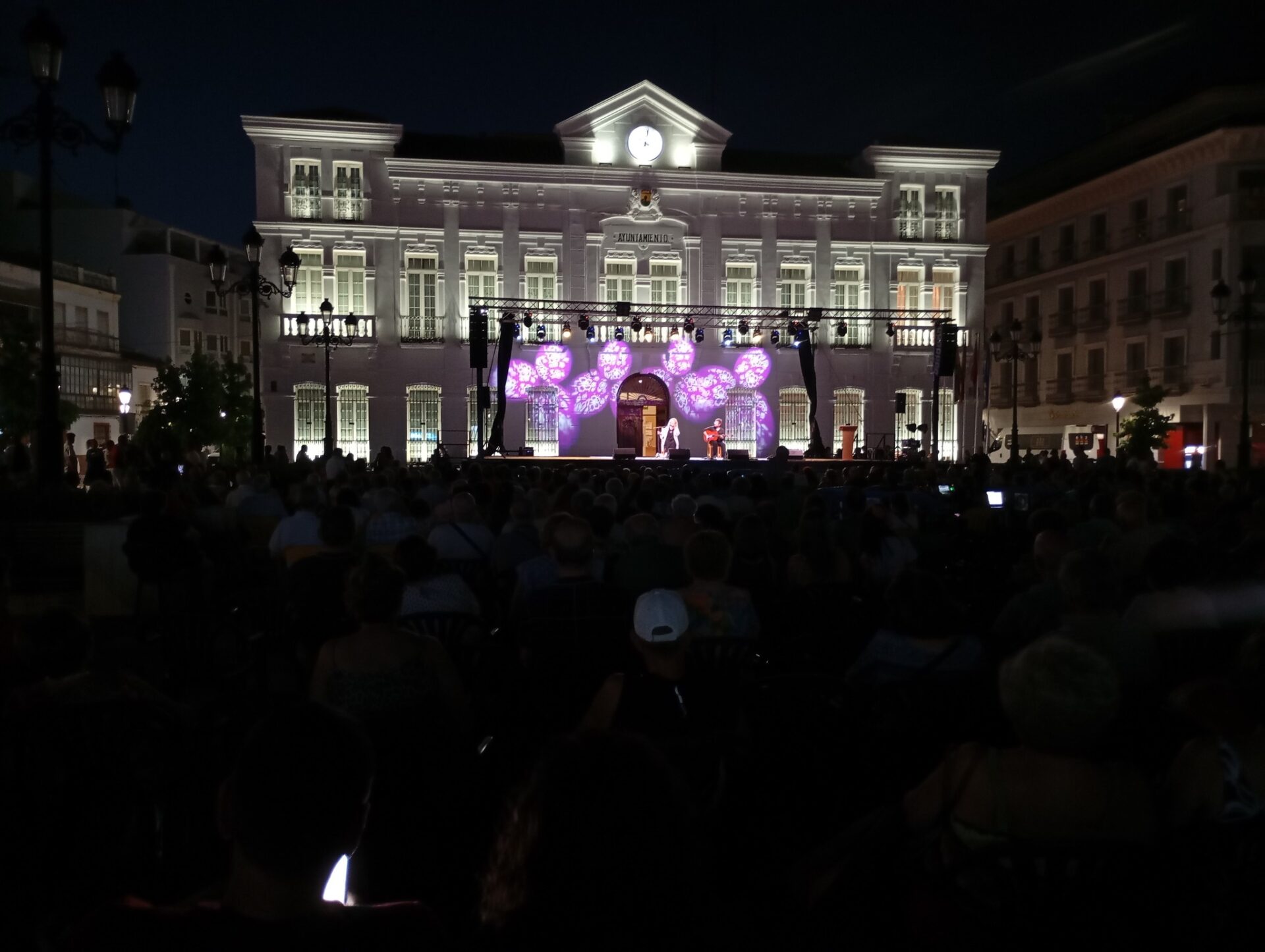 Llenazo en la Plaza de España de Tomelloso para disfrutar de la V Muestra Local de Flamenco