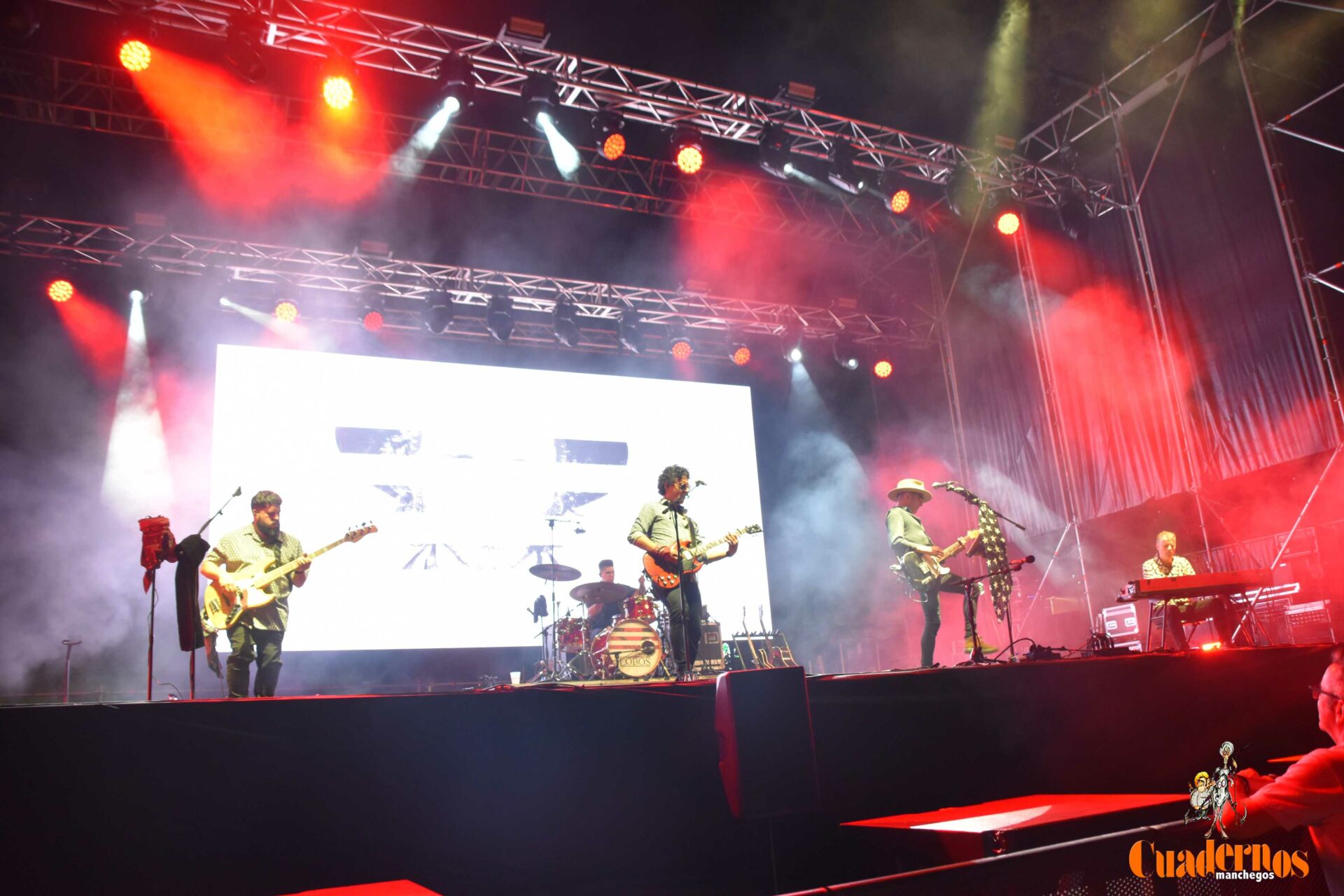 Gran sonido y puesta en escena de Lobos con su tributo a Pereza y Leiva en la Feria de Tomelloso