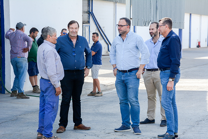 Navarro visita la cooperativa Santiago Apóstol en plena campaña para mostrar el apoyo del Ayuntamiento al sector