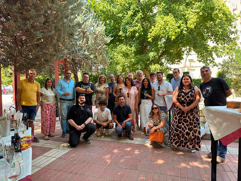 La prensa de Tomelloso disfruta del tradicional vino de feria días previos a su inauguración