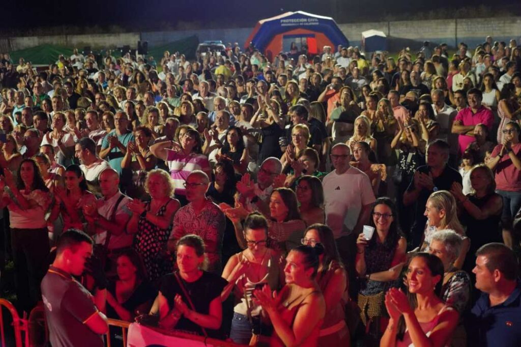 Más de 2.000 personas disfrutan en Villamayor de Calatrava del concierto de Siempre Así