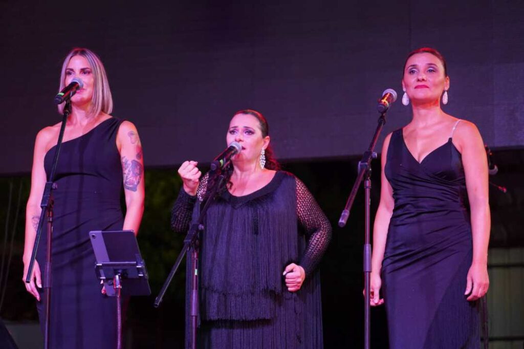 Más de 2.000 personas disfrutan en Villamayor de Calatrava del concierto de Siempre Así