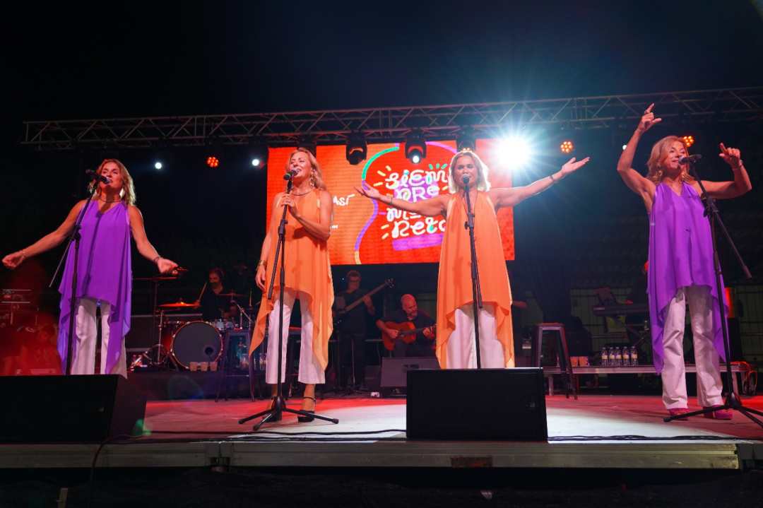 Más de 2.000 personas disfrutan en Villamayor de Calatrava del concierto de Siempre Así