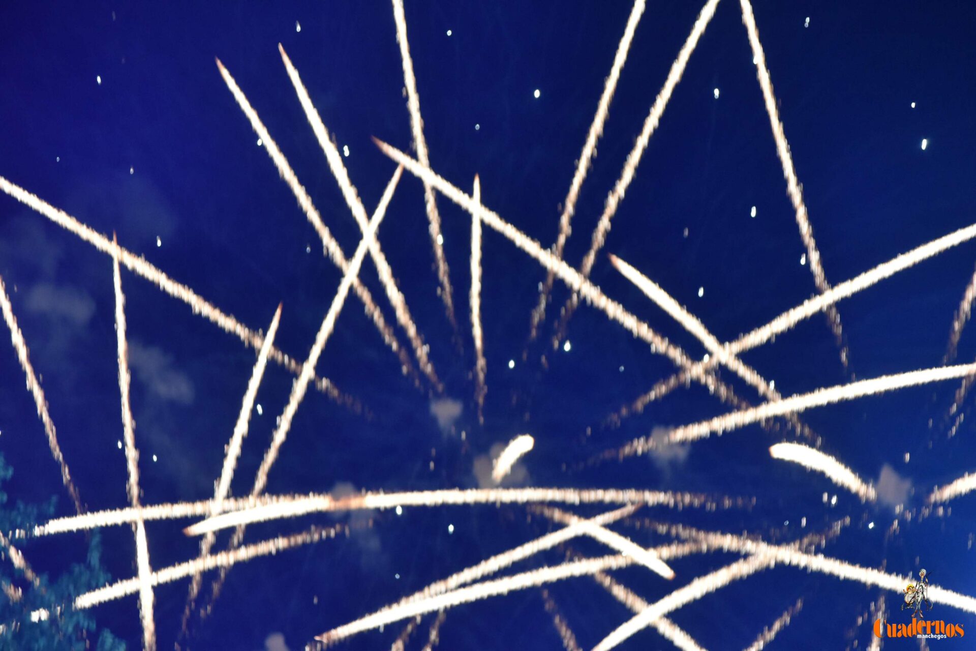 La tradicional pólvora marca el inicio de una Feria y Fiestas de Tomelloso muy esperadas La pólvora vuelve a iluminar el arranque de las Ferias de [Ciudad] Un espectáculo pirotécnico inaugural, con diseño musical y medidas reforzadas de seguridad, abrirá oficialmente las Ferias y Fiestas 2025 [Ciudad], 25 de agosto de 2025.— El Ayuntamiento de [Ciudad], a través de la Concejalía de Festejos, anuncia la tradicional pólvora de inauguración de las Ferias, un espectáculo pirotécnico que marcará el inicio oficial del calendario festivo. El disparo tendrá lugar el [día de la semana], [fecha completa] a las [hora] en [ubicación exacta], con una duración estimada de [minutos] y un guion artístico sincronizado con [tipo de música/bandas sonoras]. “[Las Ferias] son el gran abrazo de la ciudad a vecinos y visitantes. La pólvora inaugural es nuestro ‘arriba el telón’ y este año llega con más color y emoción que nunca”, ha señalado [Nombre y Apellidos], alcalde/alcaldesa de [Ciudad].