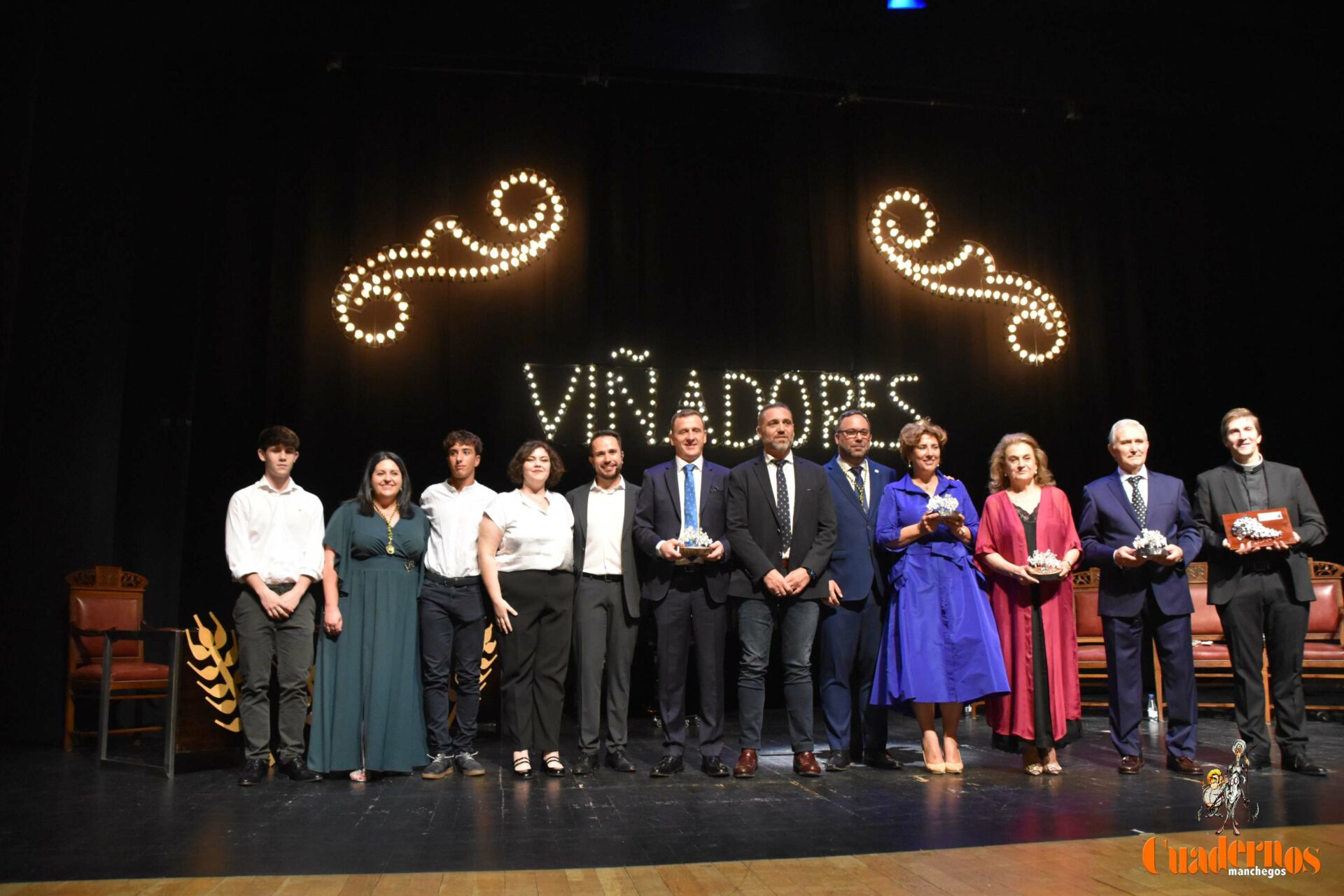 Historias de fe, cultura, solidaridad e innovación brillan en la gran noche de los Viñadores de TomellosoVoces y músicos de altura Bajo la dirección de Marta Baños y con los arreglos de Francisco Andreu, la agrupación contó con las potentes voces de María Dolores Ballester, Luís Manuel Gil, Laia Benaches y Kevin Coll, que revivieron los mayores éxitos del pop y el rock de los años 80. El público se dejó llevar por el “buen rollo” de los intérpretes y el impecable trabajo de la banda tomellosera. Un repertorio icónico Sobre el escenario no faltó un vestuario fiel a la época ni proyecciones audiovisuales que transportaron al respetable a aquellos años gloriosos de la música. Los grandes clásicos de Héroes del Silencio, Miguel Ríos, Danza Invisible, La Unión, Mecano, Antonio Flores, Bonnie Tyler, Stevie Wonder o Queen hicieron vibrar la plaza. También sonaron melodías entrañables como la sintonía de Verano Azul o bandas sonoras de series míticas, junto a temas de La Orquesta Mondragón, Tino Casal, El Último de la Fila y Alaska. El público, parte del espectáculo El ambiente fue de auténtica celebración. El público cantó, aplaudió, tarareó e iluminó la noche con las linternas de sus teléfonos, creando una atmósfera mágica de conexión entre escenario y espectadores. Los intérpretes supieron ganarse a todos desde el primer momento, logrando una comunión perfecta de música, emoción y recuerdos. El de anoche fue un gran espectáculo que mostró la entrega y profesionalidad de la Asociación Musical Santa Cecilia y de los componentes de Infinity.