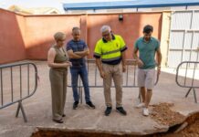 Sonia González recorre el Teatro Auditorio para comprobar las renovaciones en seguridad y tecnología del escenario.