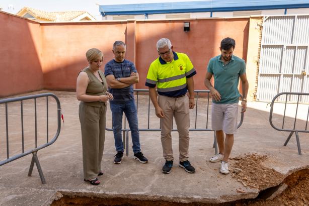 Sonia González recorre el Teatro Auditorio para comprobar las renovaciones en seguridad y tecnología del escenario.
