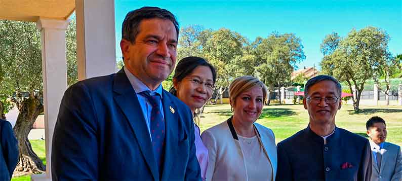 El embajador de China en España recibe a Valverde en su residencia con motivo del 76º aniversario de la República Popular China