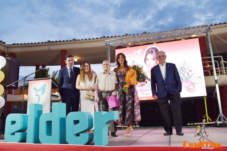 Gloria Santoro recibe un reconocimiento especial durante la Fiesta de Familias de Fundación Elder ante más de 300 personas