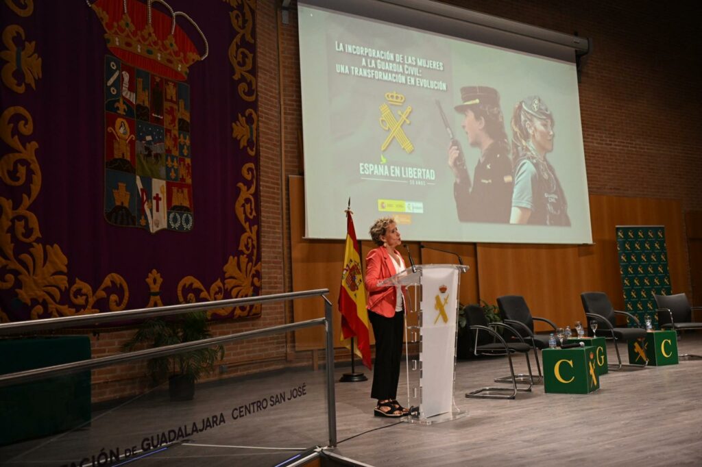 guardiacivil papel mujer 2