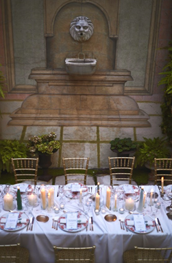 Instantes Orfila: cenas que apagan el ruido y encienden los sentidos 1 En un mundo donde reinan las prisas, las notificaciones constantes y el ruido exterior, Relais & Châteaux Orfila propone un alto en el camino: una experiencia que invita a reconectar con lo esencial. Bajo el nombre de "Instantes Orfila", nace una propuesta sensorial donde lo importante no es solo lo que se saborea, sino cómo y con quién se comparte.
“Todo comenzó con un gesto simple, casi accidental: el apagón nos dejó sin luces… y encendimos las velas. En ese instante, descubrimos que también es posible apagar el ruido mental y emocional que nos envuelve a diario. La idea es sencilla, pero poderosa: recuperar la presencia.” apunta Verónica García, CEO de Relais & Châteaux Orfila.