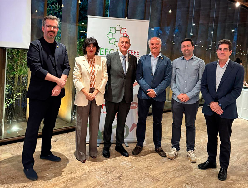 Mariano González recibe el Premio FEFCAM por su trabajo en pro de la profesión farmacéutica