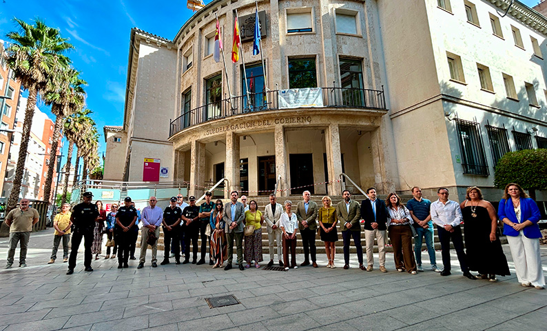 La Subdelegación del Gobierno en Ciudad Real guarda un minuto de silencio en memoria de Rosalía, víctima de violencia de género en Granada