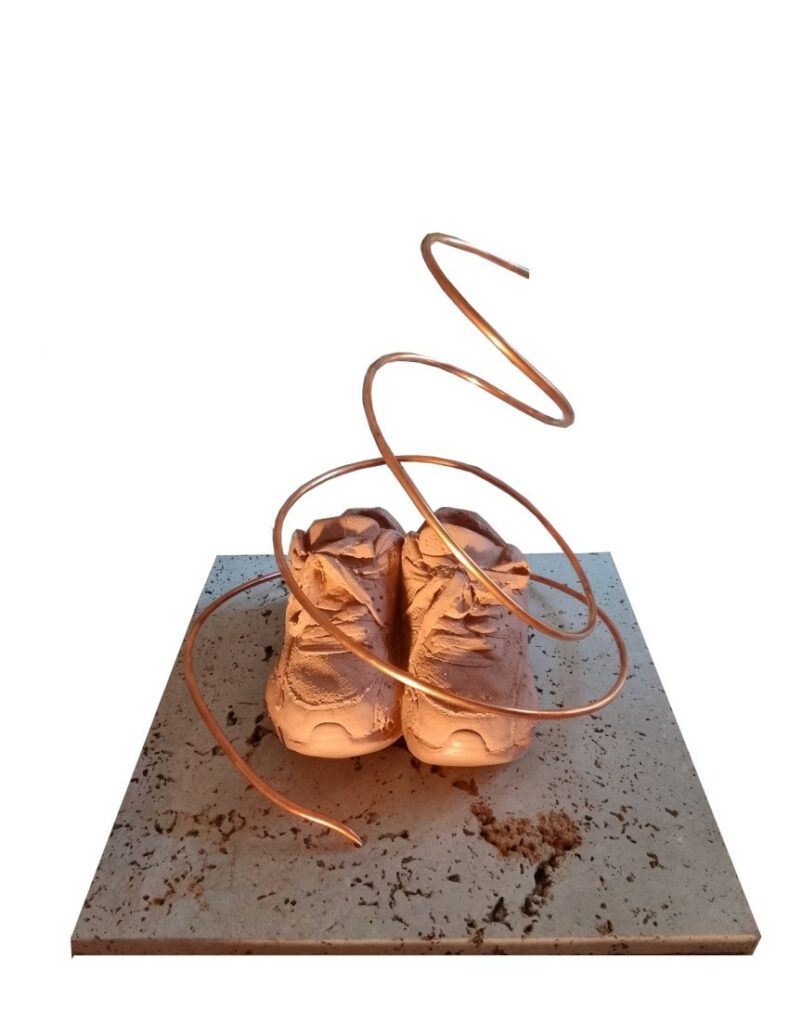 Fotografía de la escultura “Miss Zapatillas” expuesta en la vaguada ,  el x salón de arte realista madrid año 2025 de Carmen Belén Serrano serrano