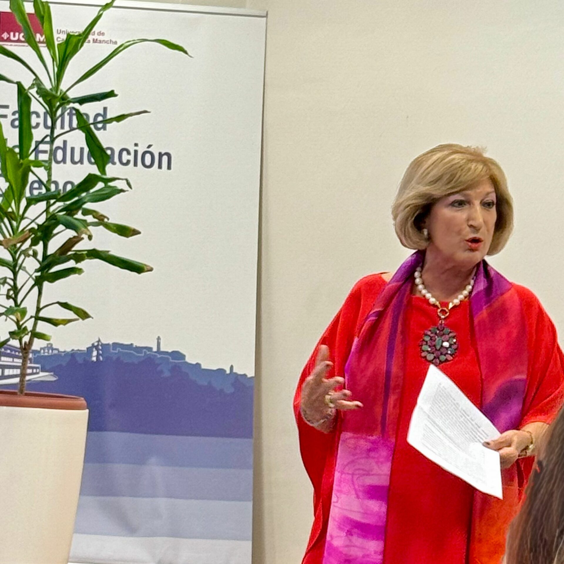 Ascensión Palomares Ruiz recibe el reconocimiento por su valiosa trayectoria académica, su ejemplo como docente y su compromiso con la universidad