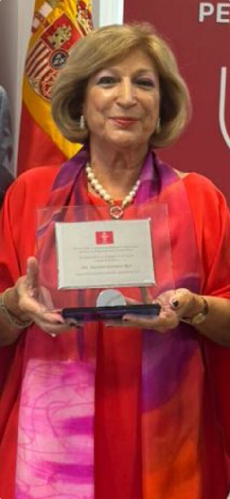 Ascensión Palomares Ruiz recibe el reconocimiento por su valiosa trayectoria académica, su ejemplo como docente y su compromiso con la universidad