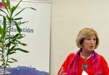 Ascensión Palomares Ruiz recibe el reconocimiento por su valiosa trayectoria académica, su ejemplo como docente y su compromiso con la universidad