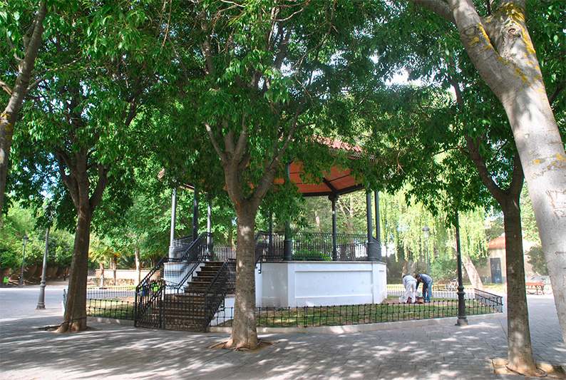 Continúa el refuerzo de las labores de limpieza y acondicionamiento de zonas verdes en Tomelloso