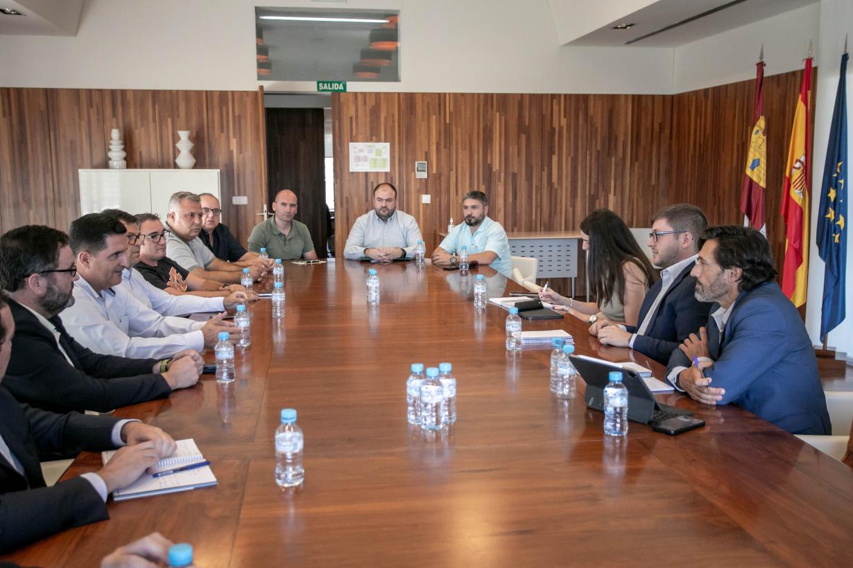 El Gobierno de CLM abordará un nuevo reglamento del taxi y regulará las VTC