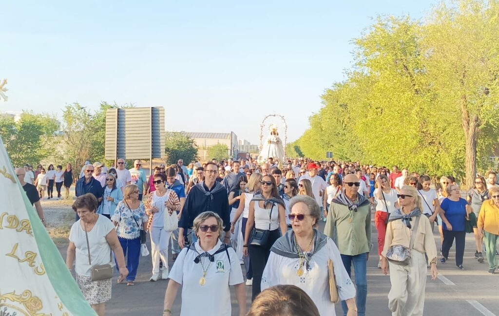 Cientos de fieles acompañan a la Virgen de las Viñas en su regreso a la ermita de Pinilla