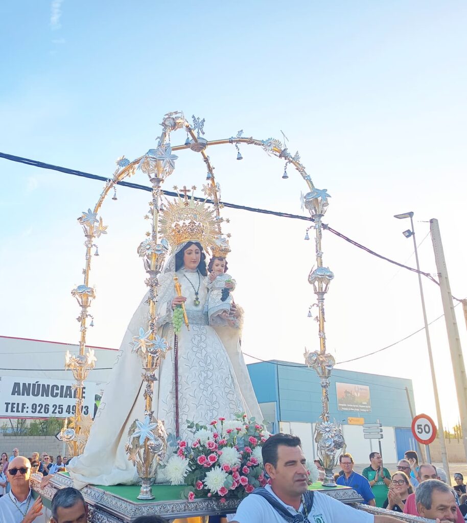 Cientos de fieles acompañan a la Virgen de las Viñas en su regreso a la ermita de Pinilla