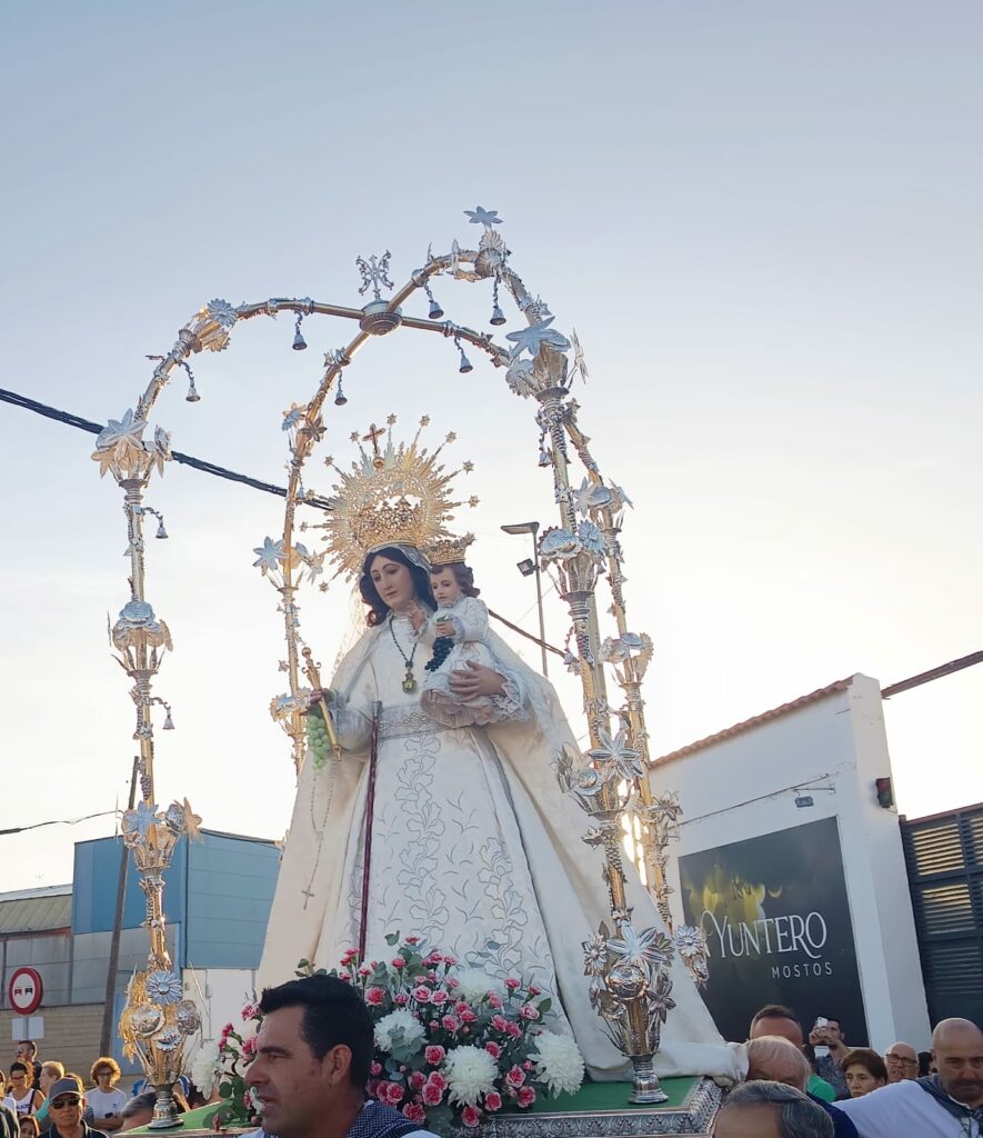 Cientos de fieles acompañan a la Virgen de las Viñas en su regreso a la ermita de Pinilla