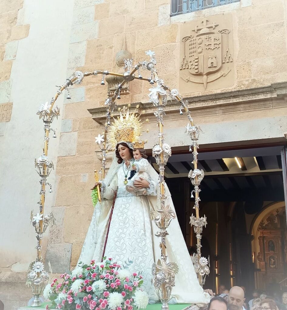 Cientos de fieles acompañan a la Virgen de las Viñas en su regreso a la ermita de Pinilla