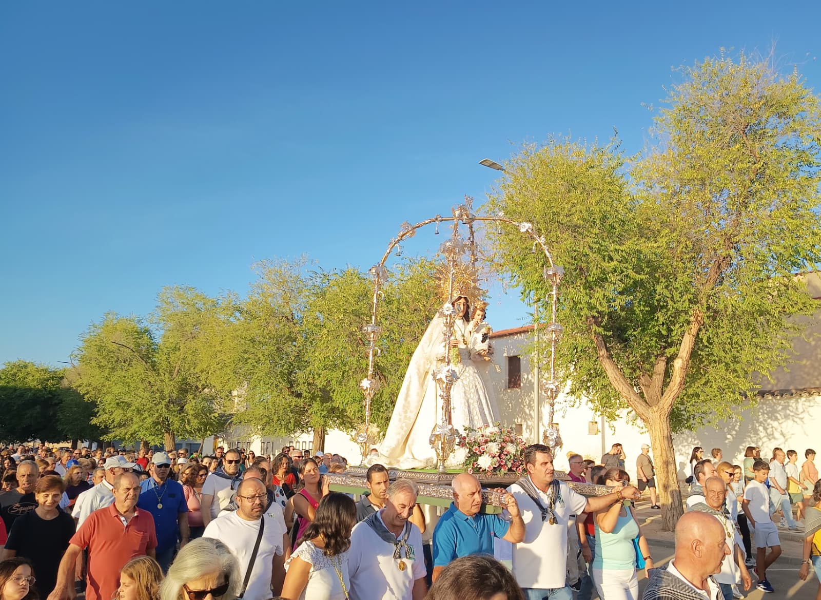 Cientos de fieles acompañan a la Virgen de las Viñas en su regreso a la ermita de Pinilla