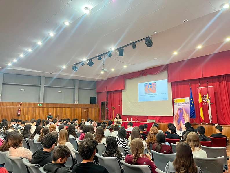“Banea el machismo, refresca el algoritmo…”, una actividad formativa impartida por la socióloga Carmen Ruiz Repullo a casi 200 alumnos de Toledo