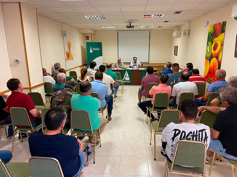 Más de medio centenar de ganaderos se reúnen en ASAJA Ciudad Real para abordar la situación de la lengua azul