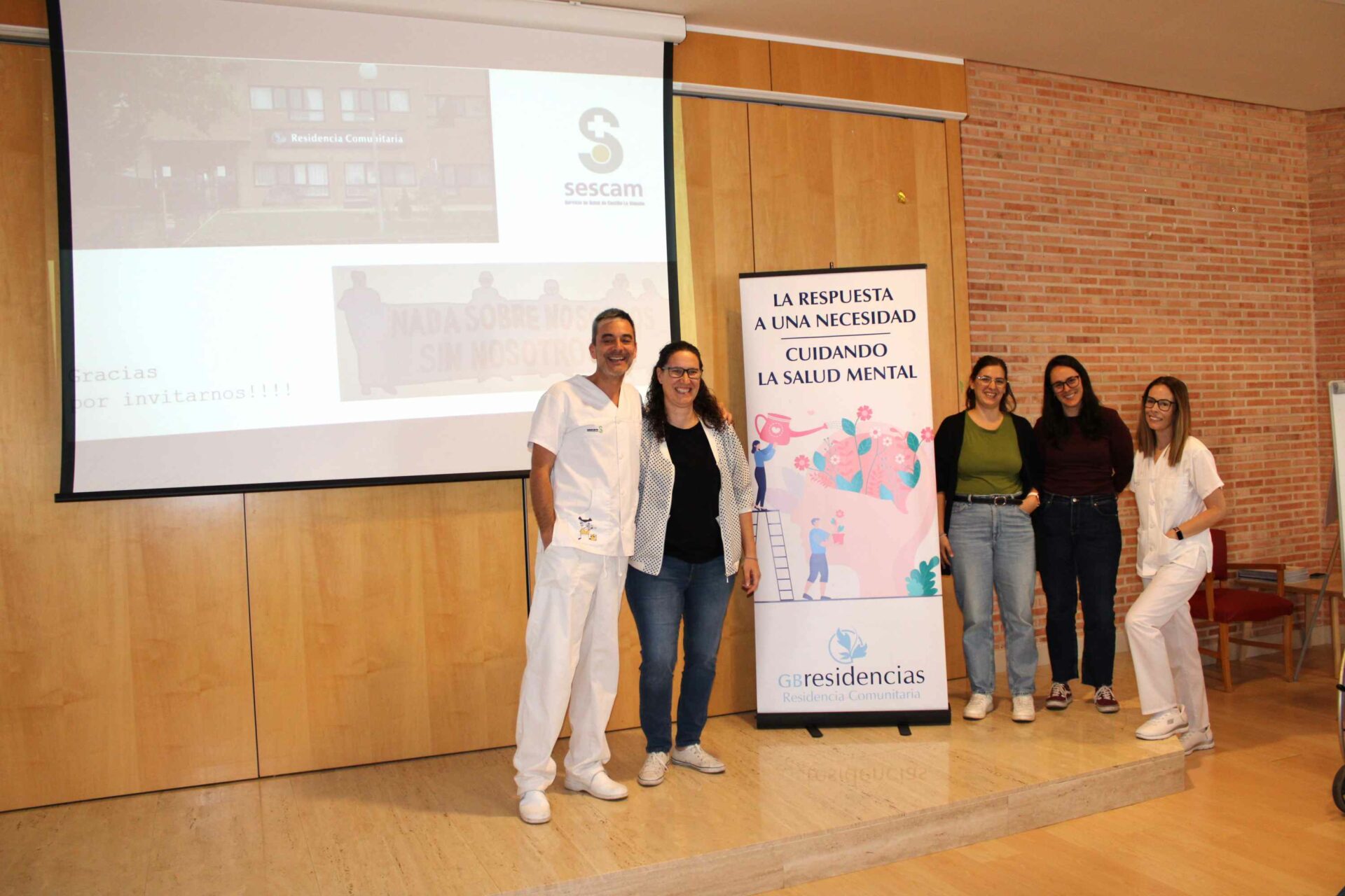 La Gerencia de Alcázar de San Juan acerca la promoción de la salud oral a los usuarios de la Residencia Comunitaria