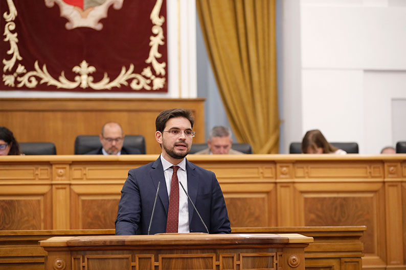 Serrano afirma que Page condena a Castilla-La Mancha a más impuestos y más pobreza mientras presume de una gestión fallida