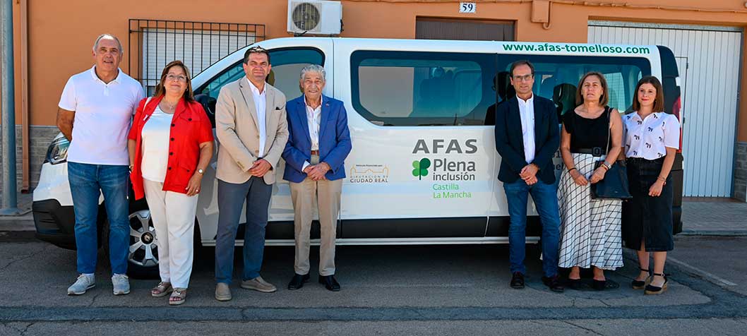 Valverde hace entrega de una furgoneta al centro ocupacional de AFAS en Bolaños de Calatrava financiada por la Diputación