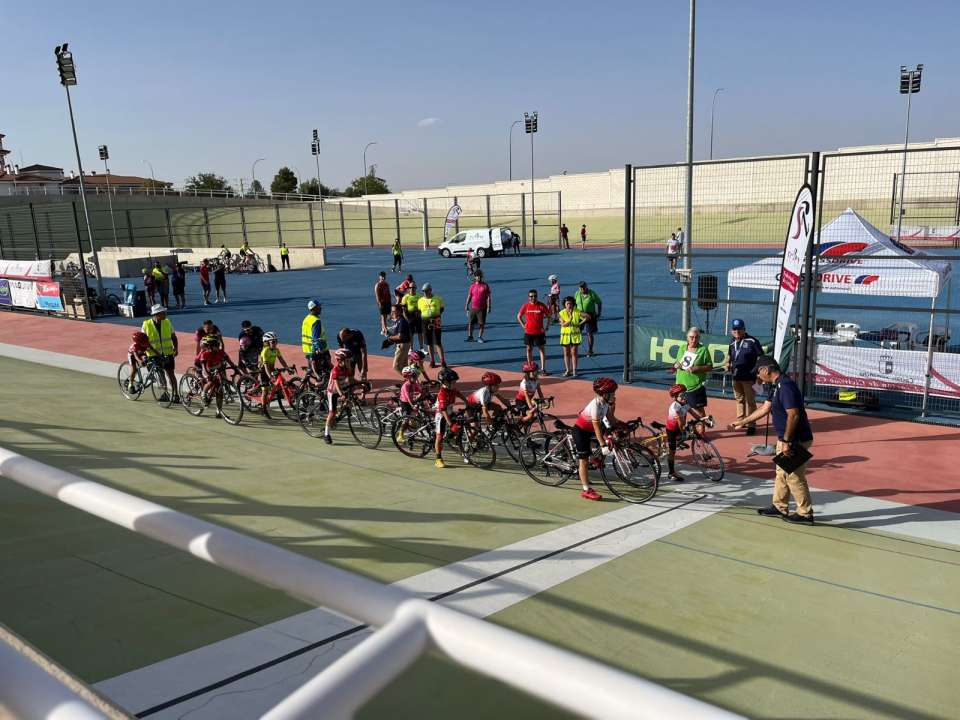 Los escolares perfeccionan su destreza en el ciclismo de pista en el Trofeo Velódromo- Ayuntamiento de Valdepeñas
