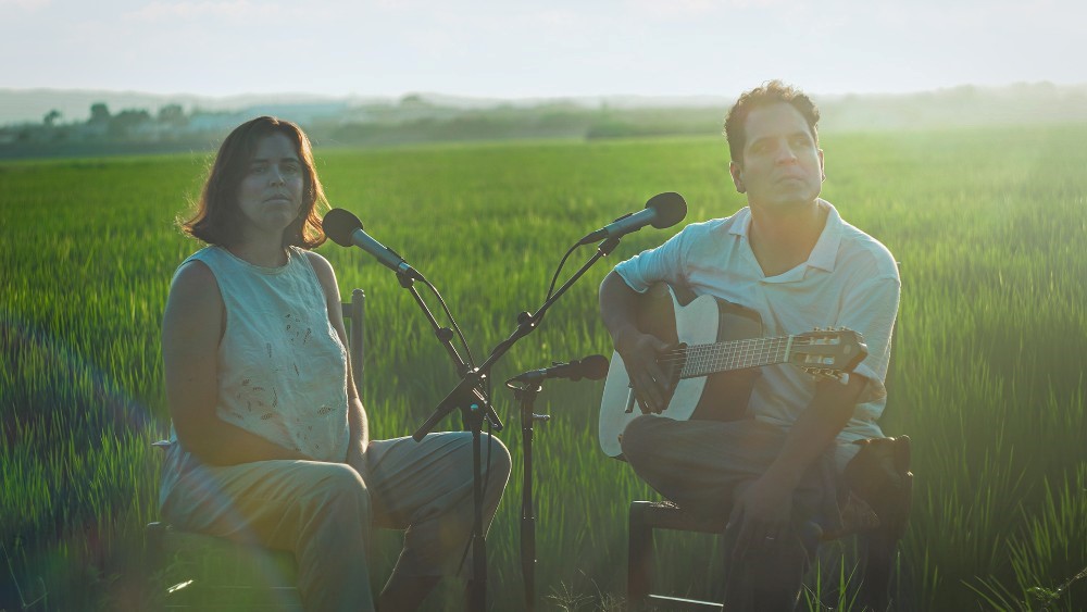 Alejandro y María Laura, artistas afectados por la DANA, lanzan junto a Greenpeace l canción “El río no tiene culpa”