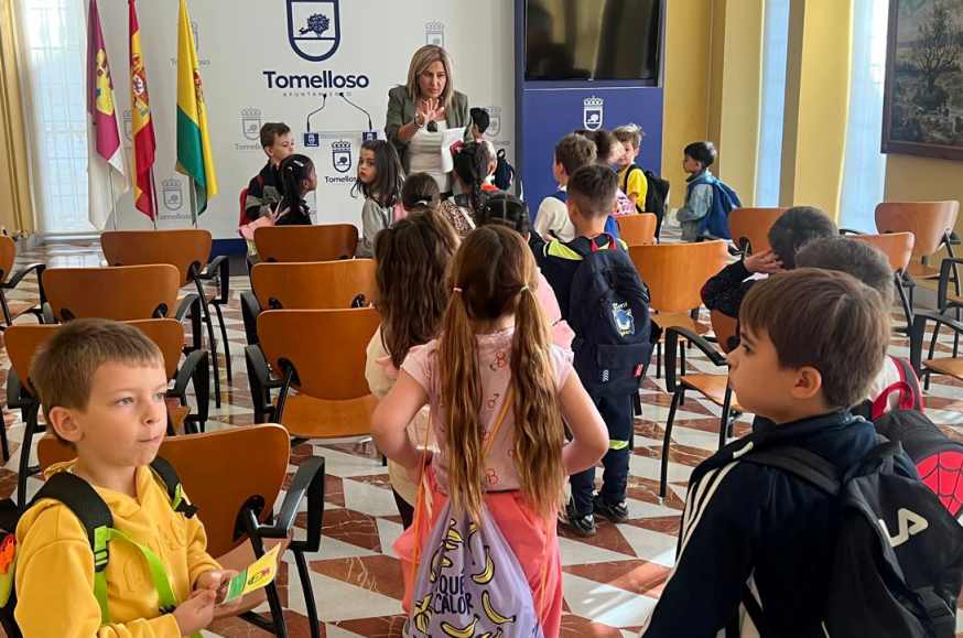 Alumnos del San Isidro de Tomelloso ocupan los sillones del alcalde y concejales en su visita al Ayuntamiento