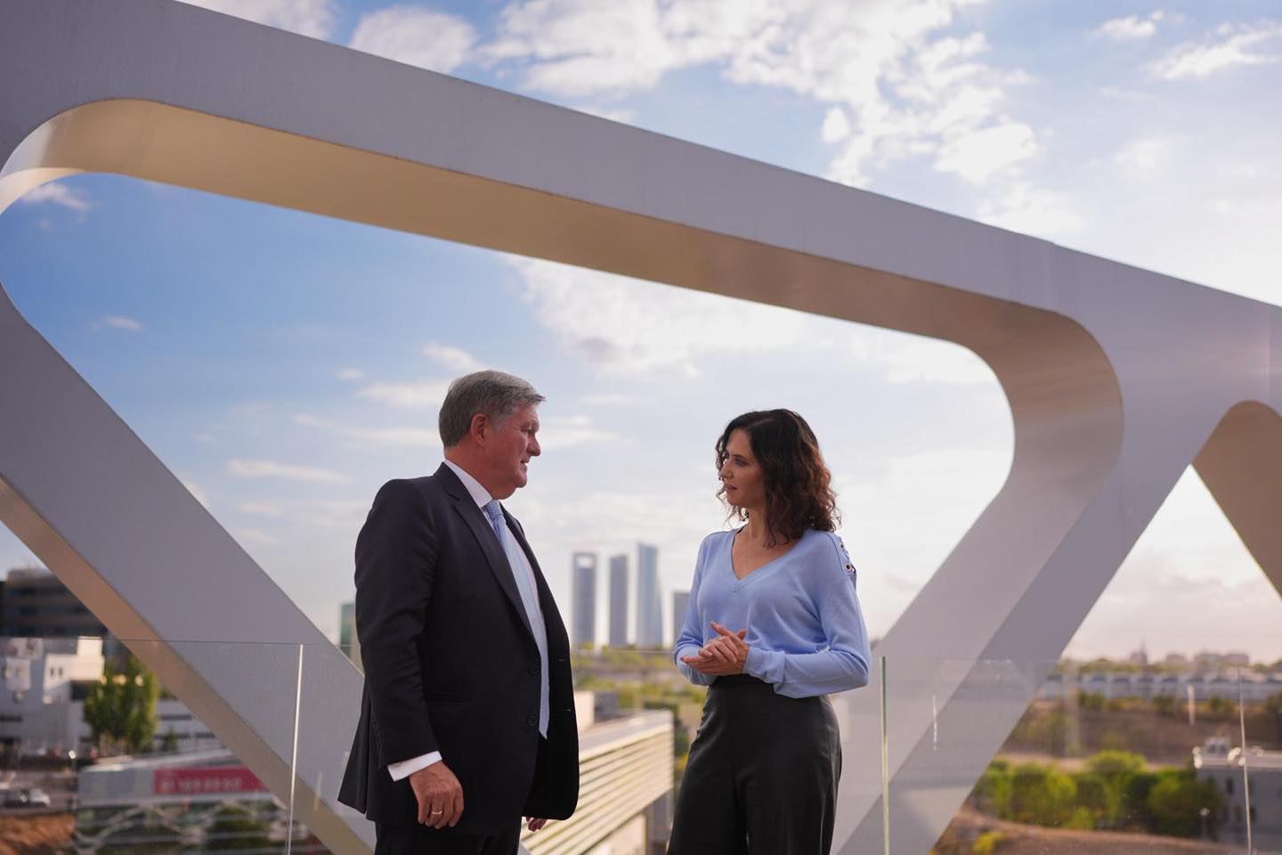 Díaz Ayuso visita la sede de Capgemini en Madrid con motivo del 50 aniversario de la compañía en España