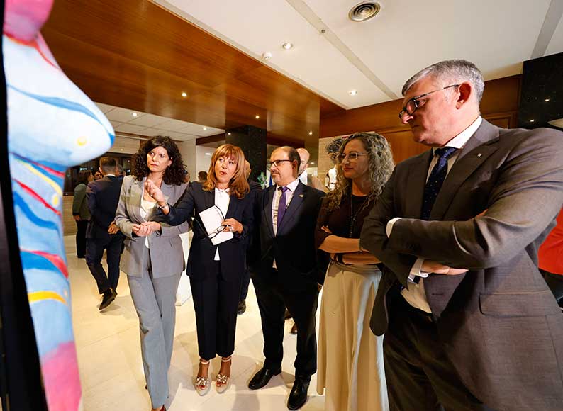 Las Cortes de CLM acogen una exposición centrada en la salud mental y las mujeres hasta el próximo 24 de octubre