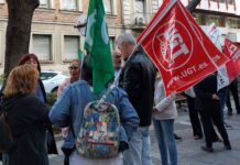 Trabajadores y trabajadoras de la Unidad de Larga Estancia Psiquiátrica de Guadalajara se concentran exigiendo que no se cierre este recurso asistencial